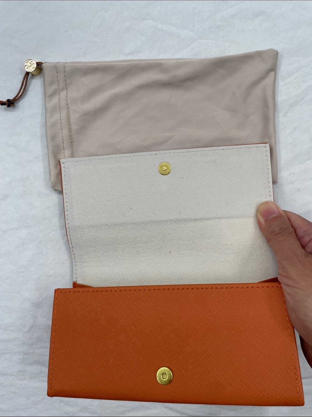 NEW! Tory Burch Saffiano Continental Glass Case with Logo Medallion & Dust Bag. - Picture 4 of 9